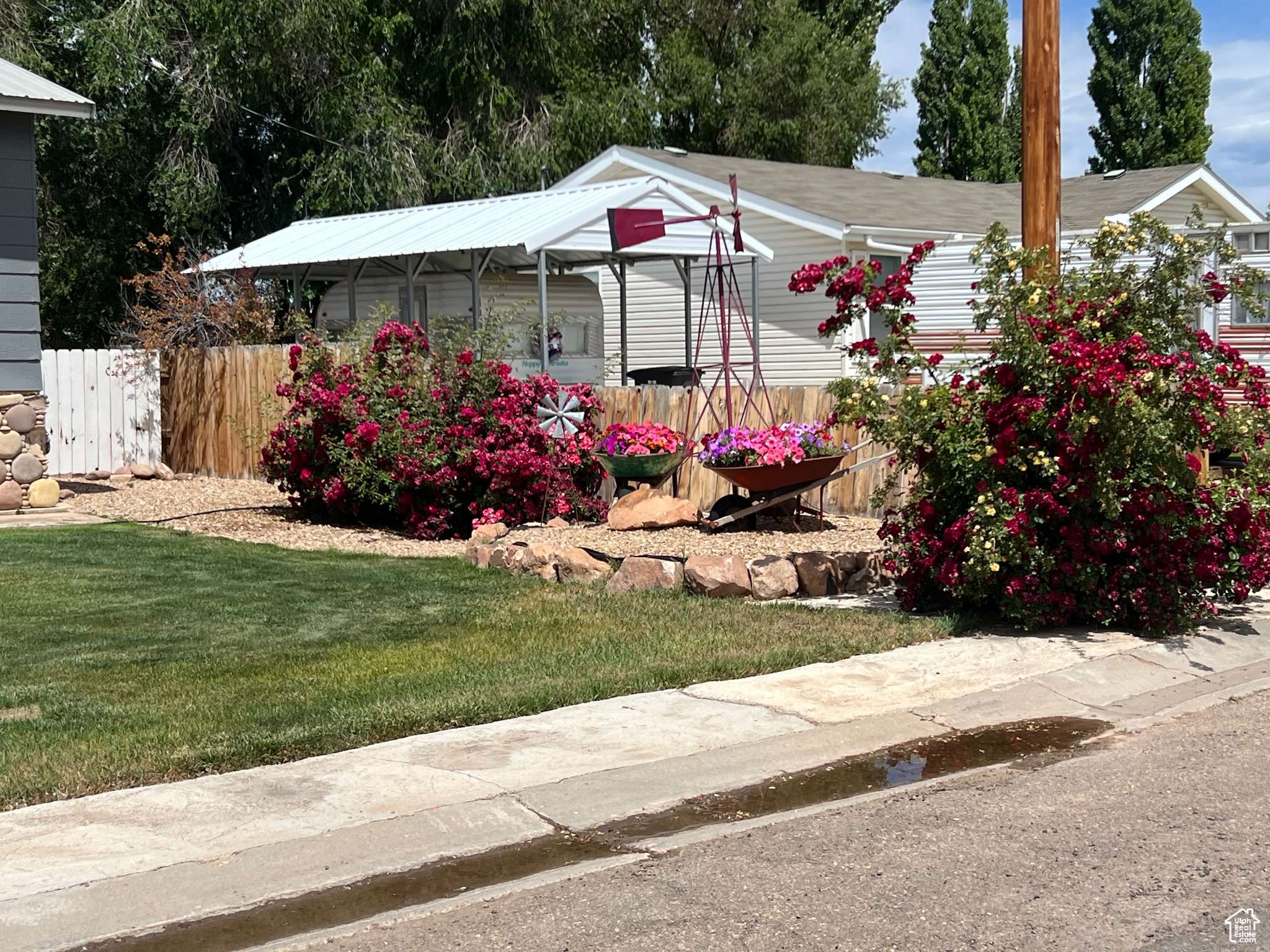 Roosevelt, UT 84066,696 S 100 E