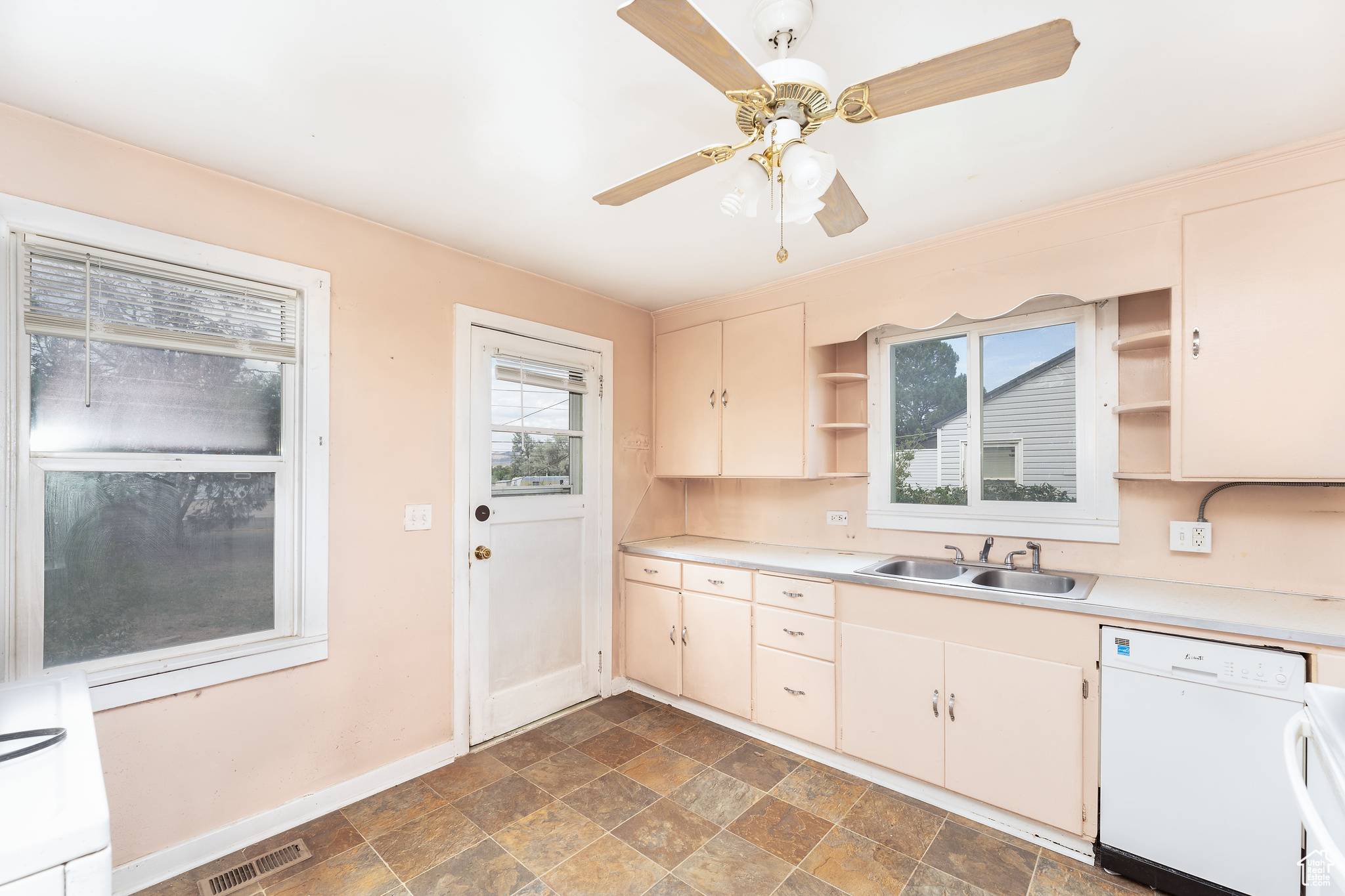 Vernal, UT 84078,231 E 200 N