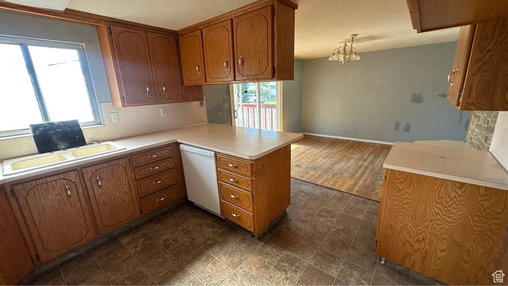 Roy, UT 84067,4220 S 2075 W