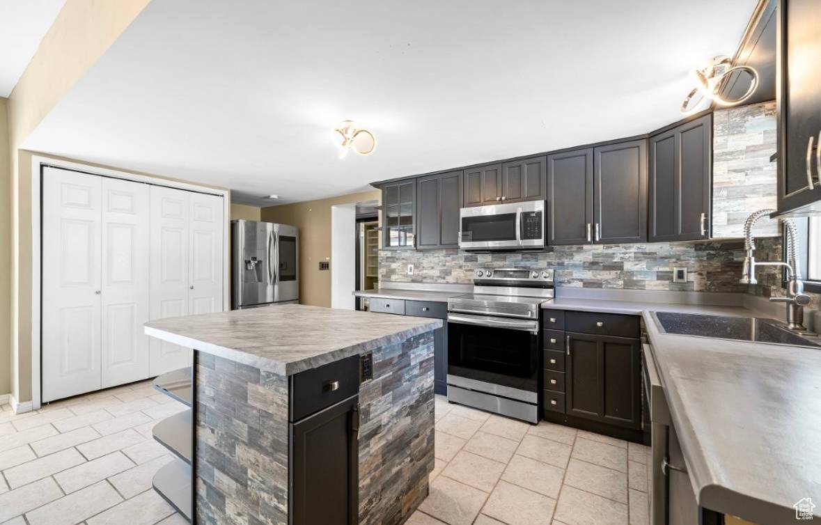 North Salt Lake, UT 84054,302 ODELL LN