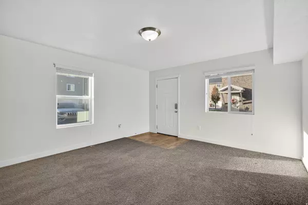 Vineyard, UT 84059,37 E 670 N