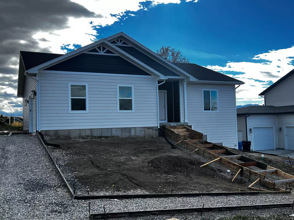 Hyrum, UT 84319,661 W 20 N