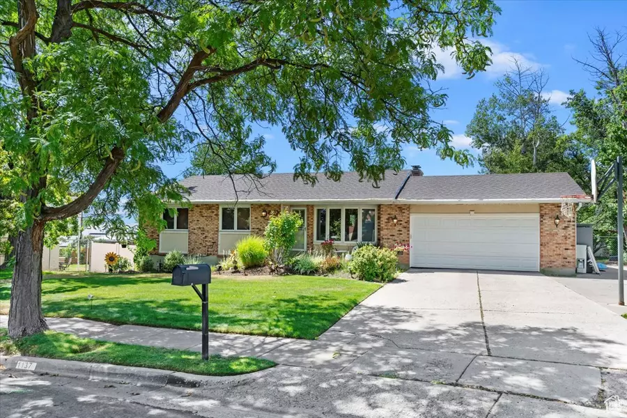 1137 OAKRIDGE DR, Layton, UT 84040