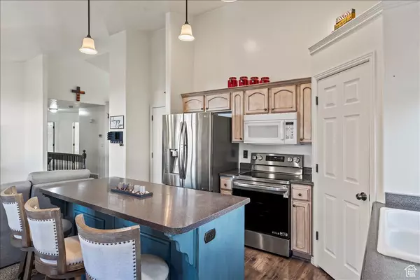 Roy, UT 84067,4054 LILY DR