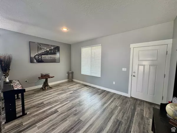 Syracuse, UT 84075,1913 S 525 W