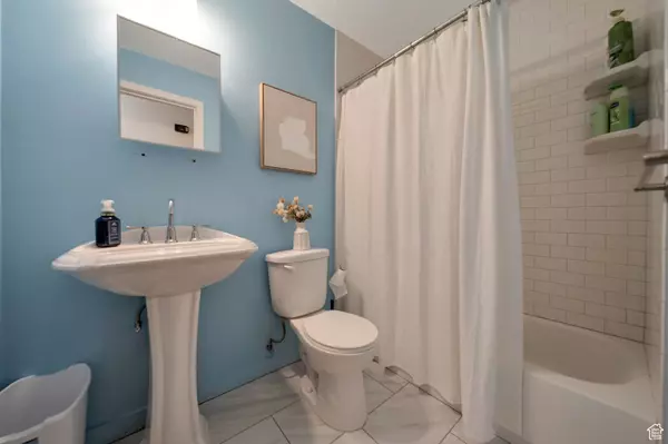 Salt Lake City, UT 84116,814 N 1400 W