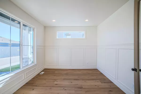 South Jordan, UT 84009,10934 S LITTLE SAHARA DR