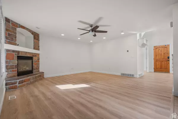 West Jordan, UT 84081,9288 WINTER BERRY DR W