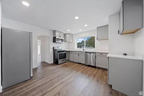 Murray, UT 84107,421 E SAUNDERS ST