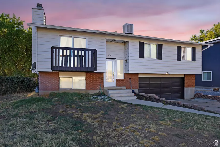 690 BARLOW ST, Clearfield, UT 84015