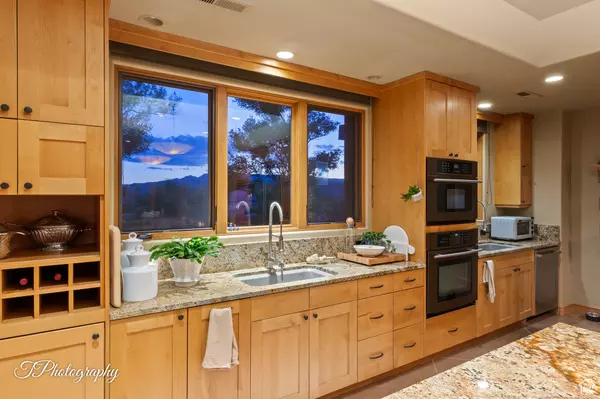 Ivins, UT 84738,688 W SHINAVA DR