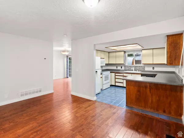 South Salt Lake, UT 84115,370 E PARK CREEKE LN