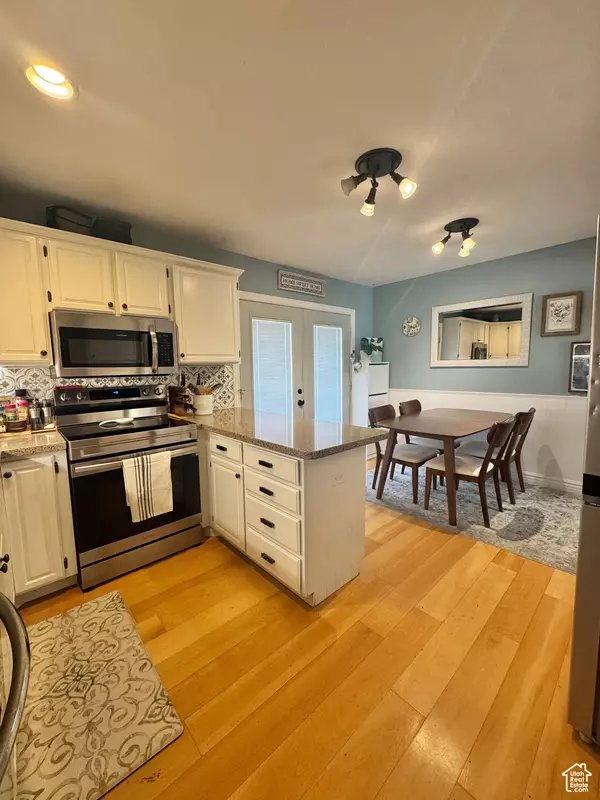 Sandy, UT 84093,9061 S NEWCASTLE CIR