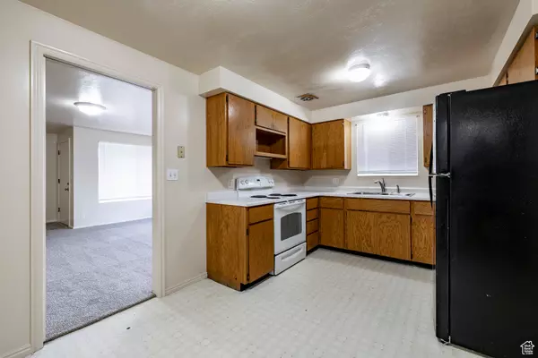 Roy, UT 84067,5643 S 2200 W