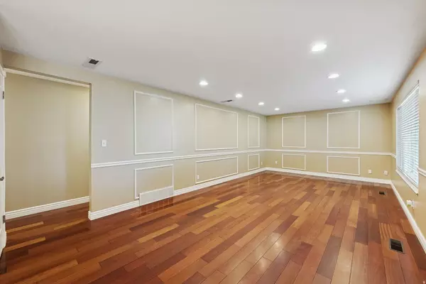 Sandy, UT 84070,9285 S SNEDDON DR W