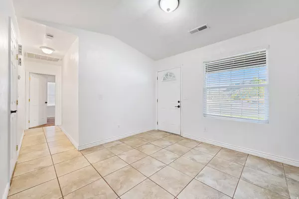 Hurricane, UT 84737,703 N 325 E