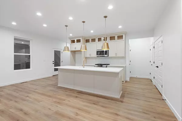 South Jordan, UT 84009,6984 W LAKE AVE