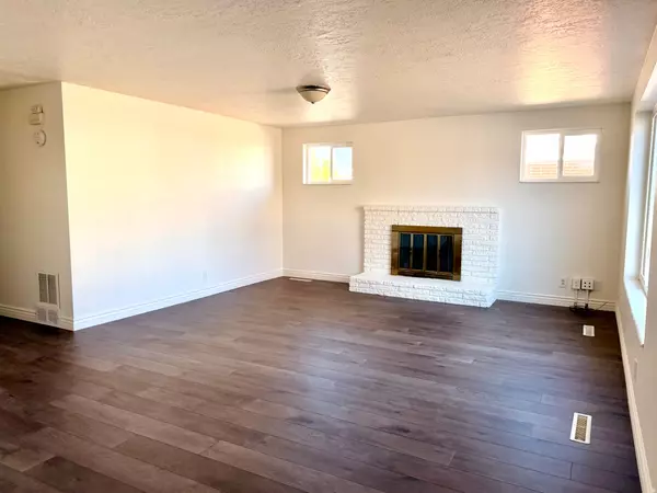 Clearfield, UT 84015,482 VICKIE LN