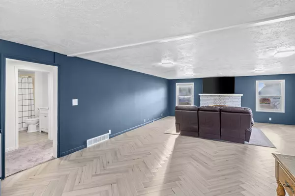 Layton, UT 84041,942 E GENTILE ST