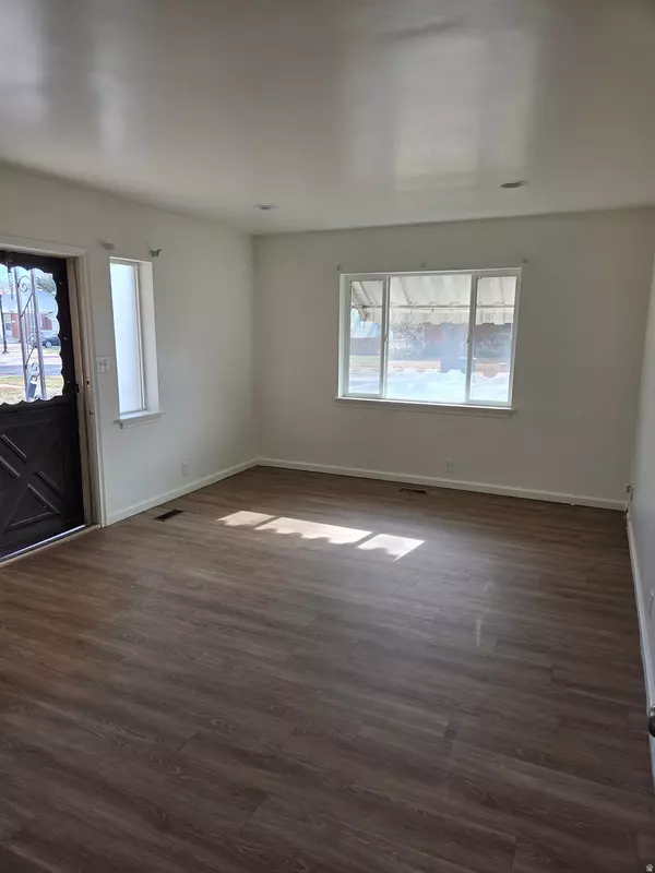 Salt Lake City, UT 84116,1056 W MACFARLAND DR W