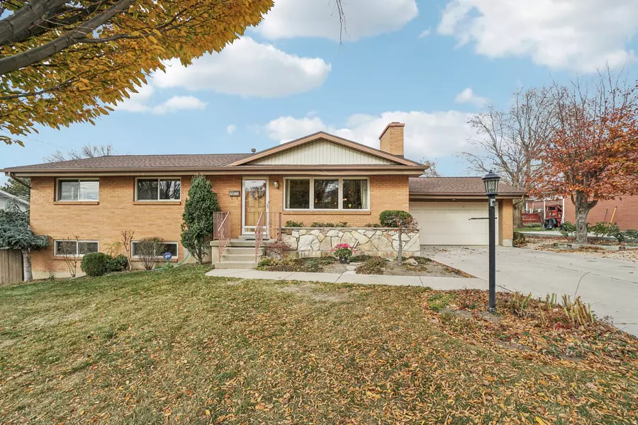 2805 E CHERRY BLOSSOM LN S, Holladay, UT 84117