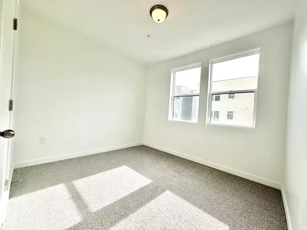 Midvale, UT 84047,718 W BLUE MAGIC LN #201