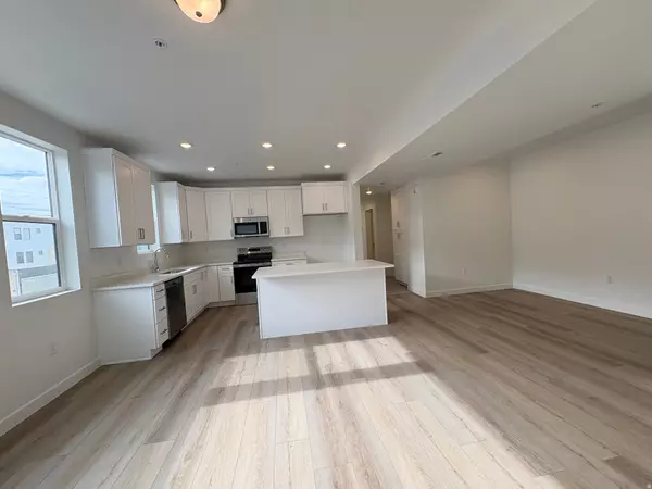 Midvale, UT 84047,718 W BLUE MAGIC LN #203