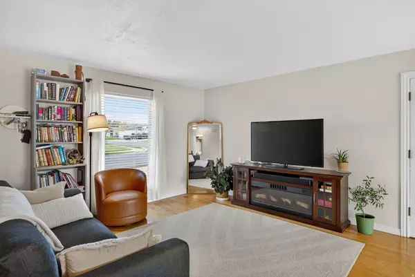 Sandy, UT 84070,386 E PIONEER AVE S