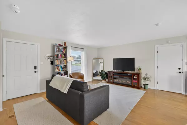 Sandy, UT 84070,386 E PIONEER AVE S