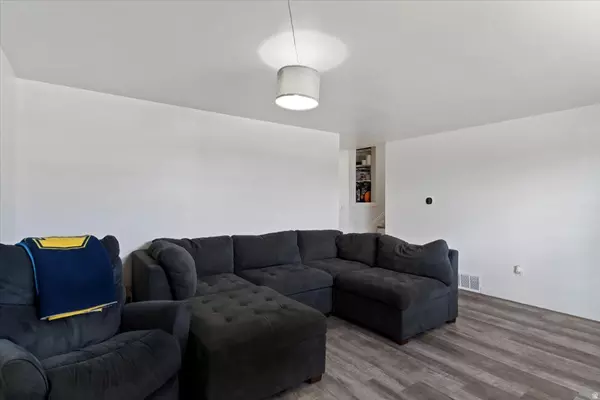 Layton, UT 84041,1211 N MALA W