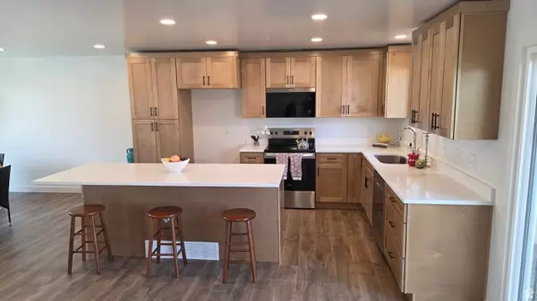 Salt Lake City, UT 84116,833 N STARCREST DR