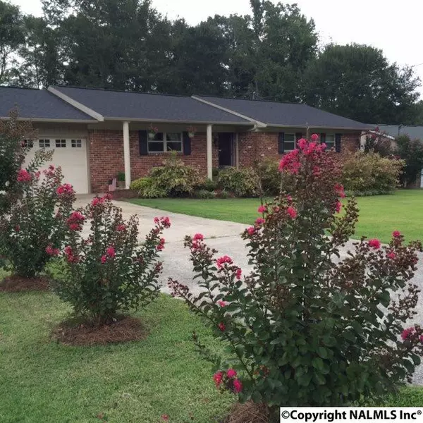 107 Larkwood Circle, Rainbow City, AL 35906