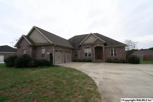 637 SW Berry Hill Lane, Arab, AL 35016