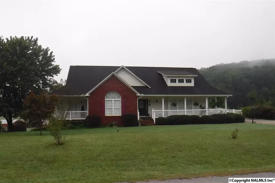 215 Tomahawk Circle, Guntersville, AL 35976