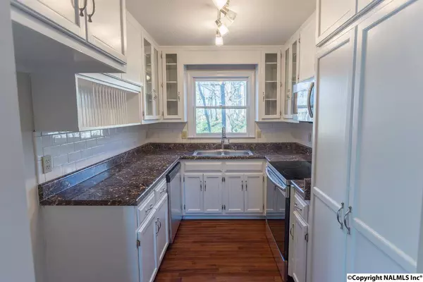 3012 Live Oak Lane SW, Huntsville, AL 35802