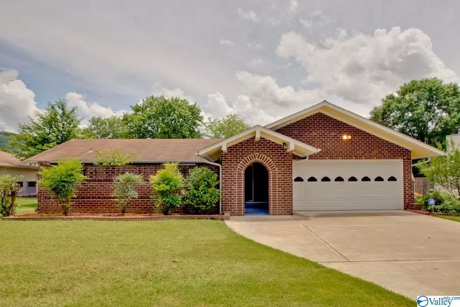 2002 Hackberry Green, Huntsville, AL 35803