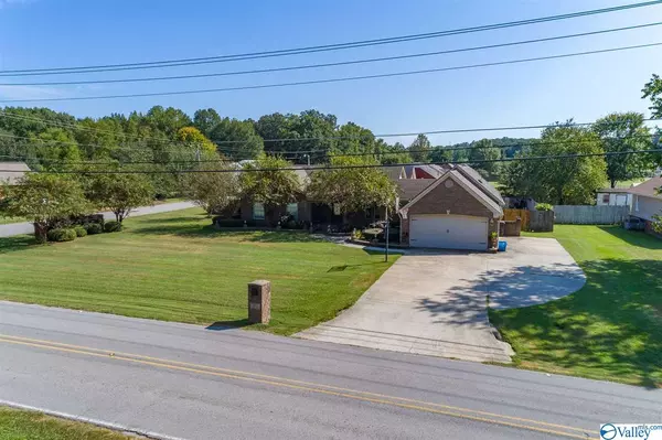 98 Mountain Home Road, Trinity, AL 35673