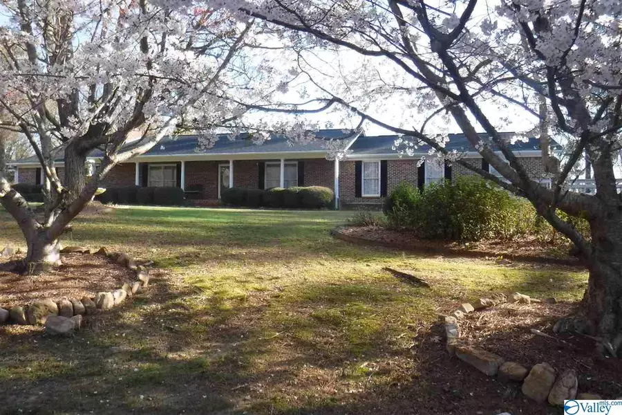 5301 Jackson Trail, Guntersville, AL 35976