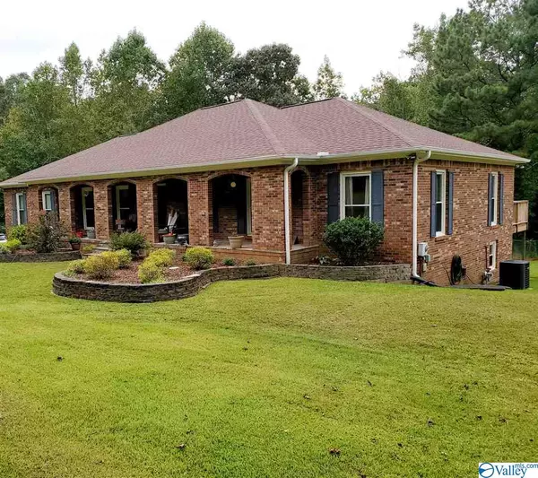 1067 Hillcrest Road NW, Arab, AL 35016