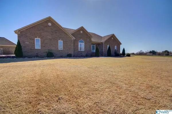 516 Ed Baeder Road, Hazel Green, AL 35750