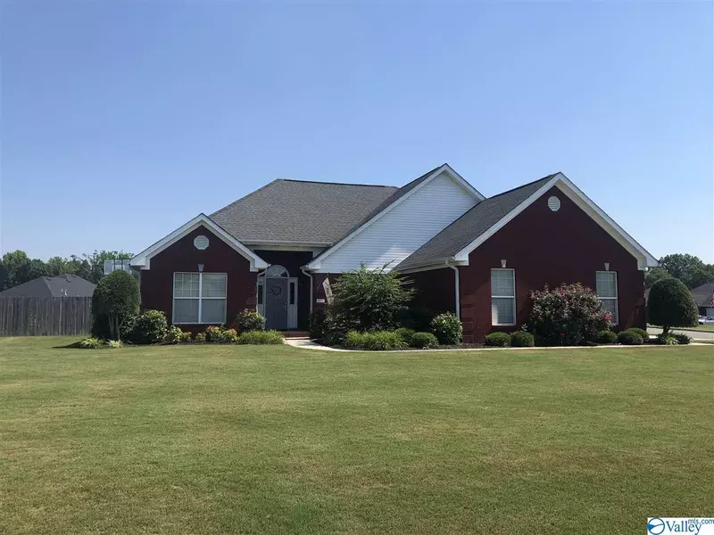 893 Pinewood Drive, Hartselle, AL 35640