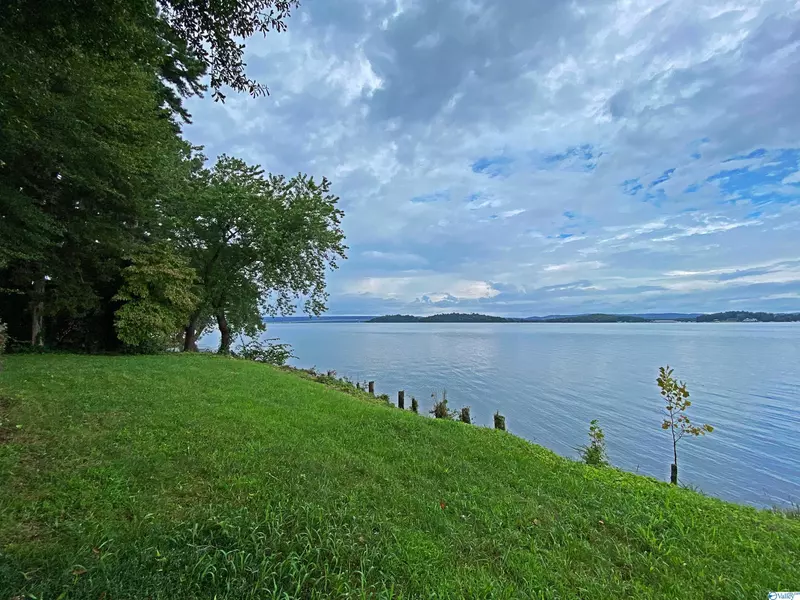 1863 Signal Point Road, Guntersville, AL 35976