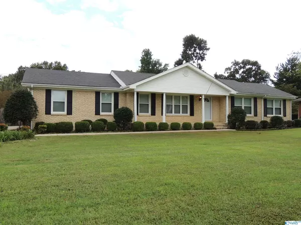 33 Sandra Lane, Athens, AL 35611