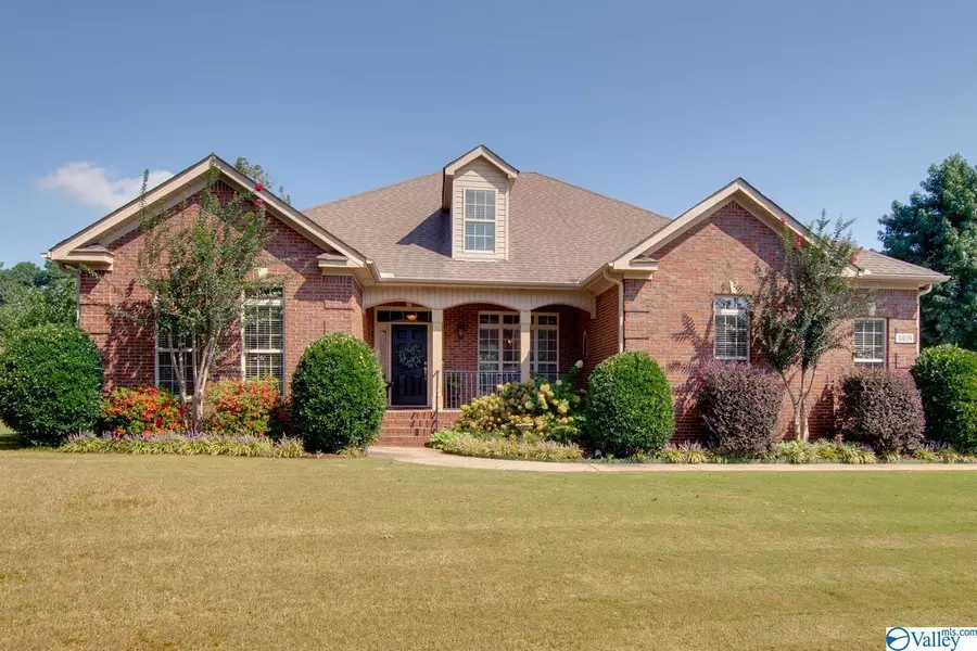 4409 Hidden Lake Drive SE, Owens Cross Roads, AL 35763