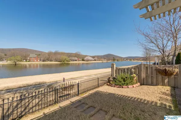 3150 Mallard Point Drive SE, Owens Cross Roads, AL 35763