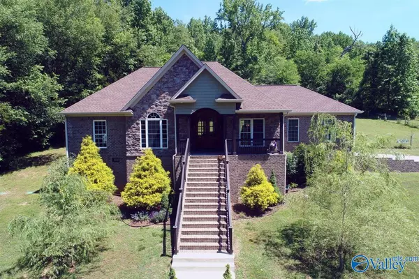 671 Sharps Cove Road, Gurley, AL 35748