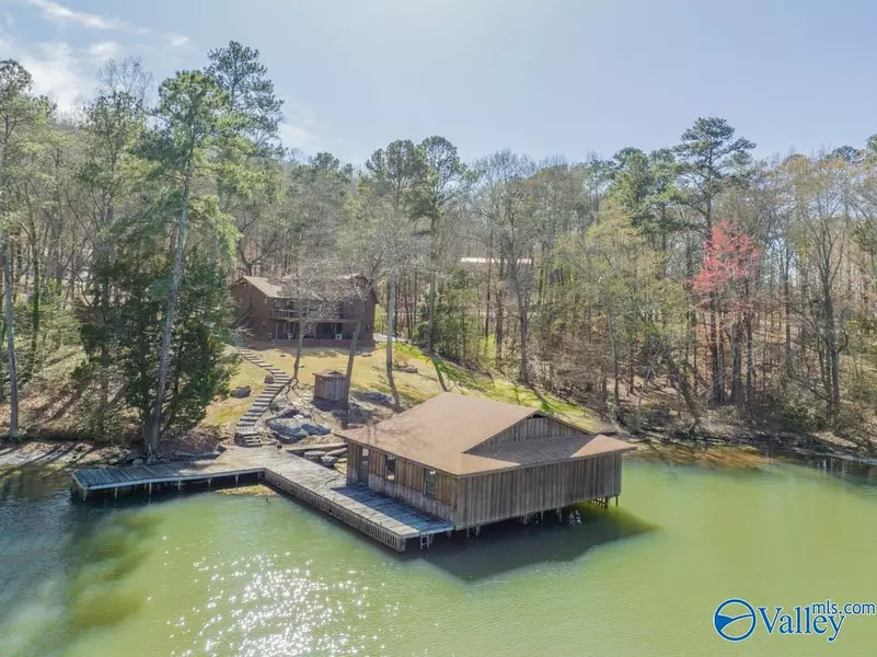 2121 Signal Point Road, Guntersville, AL 35976