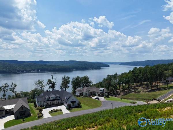 89 Boathouse Drive, Guntersville, AL 35976