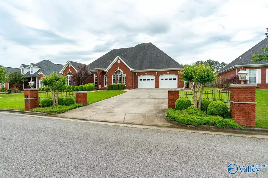 1106 Blackbriar Circle NE, Hartselle, AL 35640