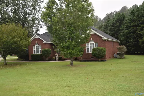 10 Fox Chase Drive, Hokes Bluff, AL 35903